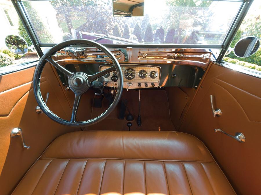 Торпедо Auburn 8-100A Custom Dual Ratio Phaeton 1932 года  (фото 8 из 17)